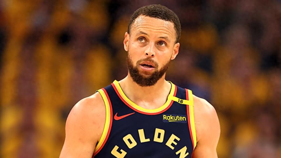 The goal is to break into the top ten of the all-time scoring list! Curry admits he keeps track of the points: he hopes to surpass many legends in the new season.