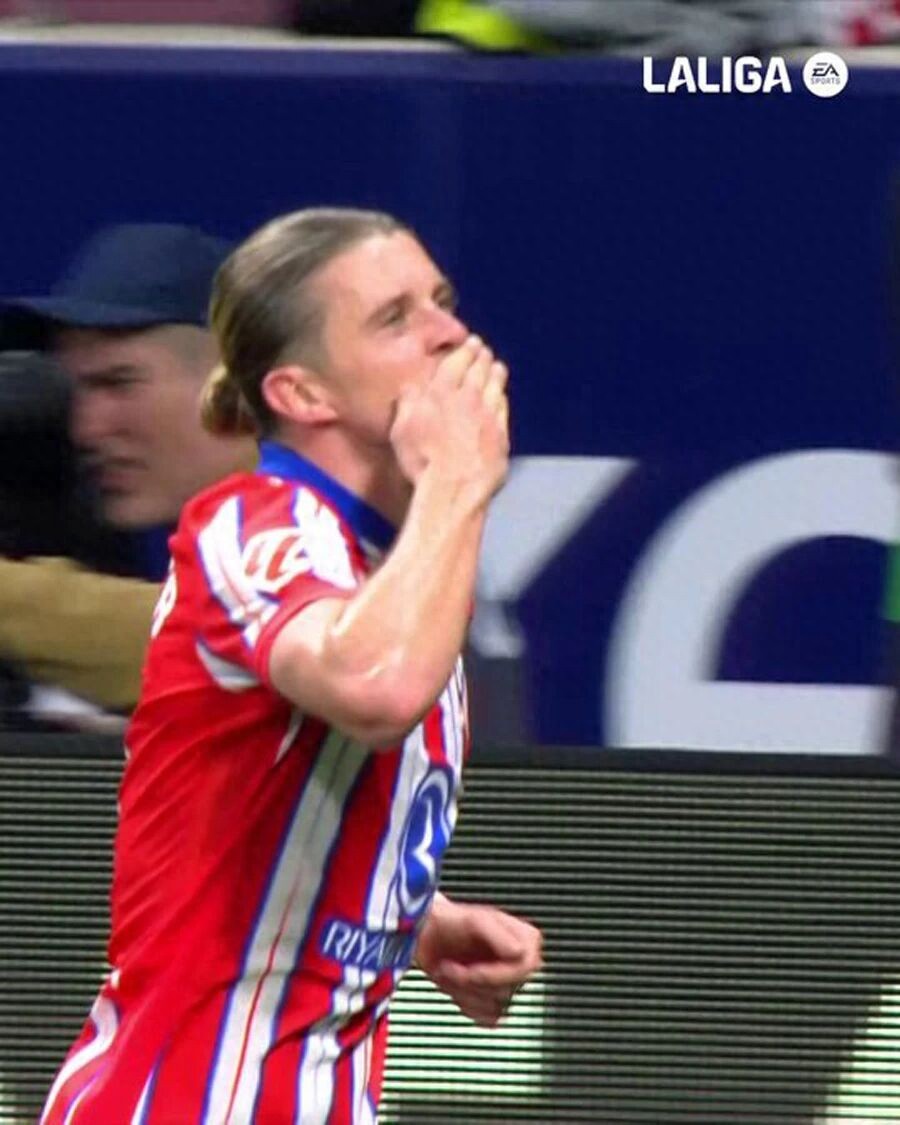 Manchester United can only sign one midfielder in the January transfer window, with a willingness to pay £26 million! Amorebieta has given up on competing for Semedo.