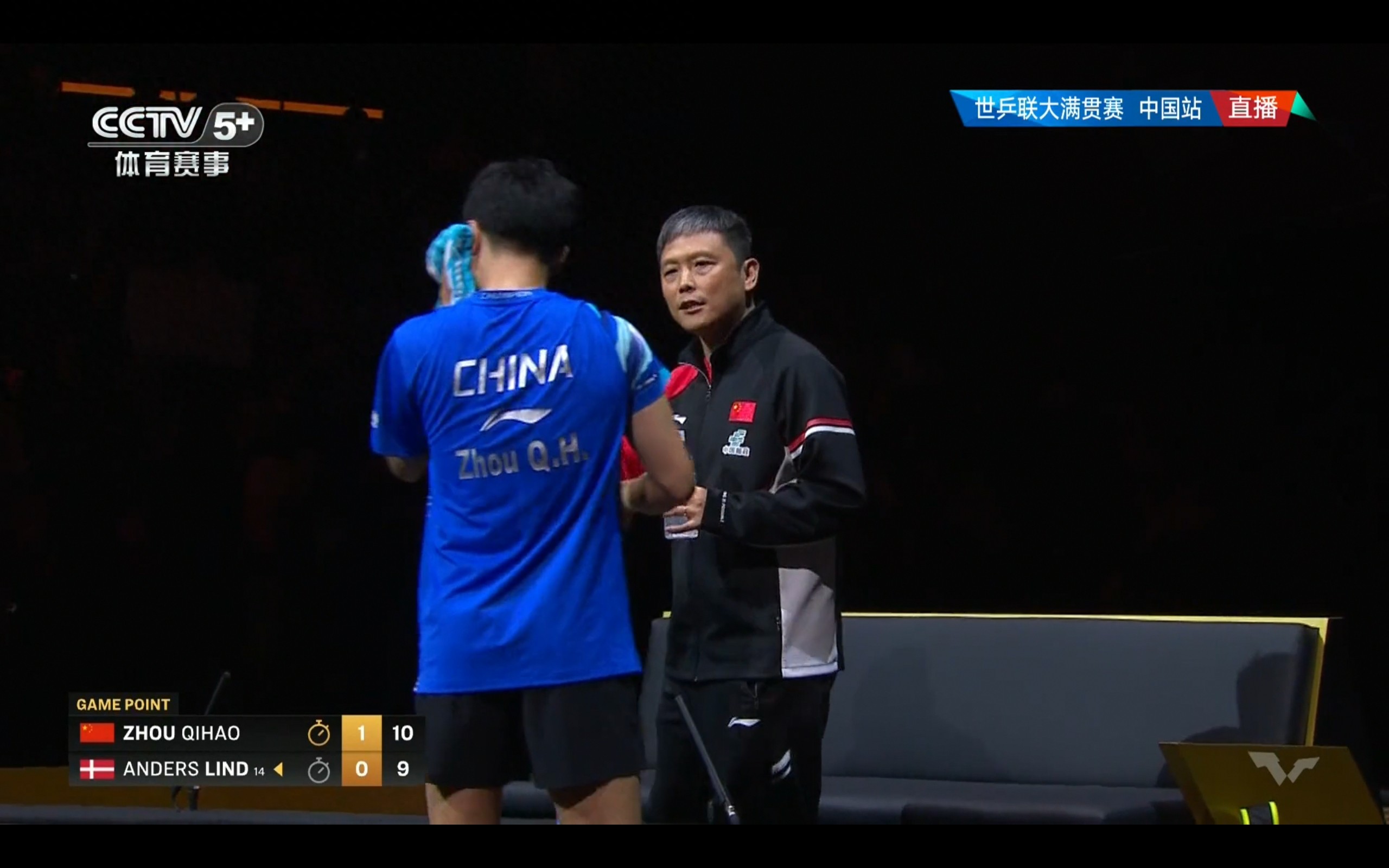 The WTT China Grand Slam live match is currently underway: Zhou Qihao vs. Lind.
