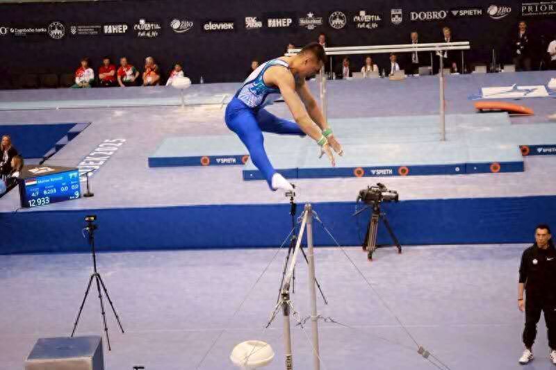 Tang Jiahong won the silver in the men's horizontal bar at the 2025 Gymnastics World Cup Doha Station, and won his first medal this season