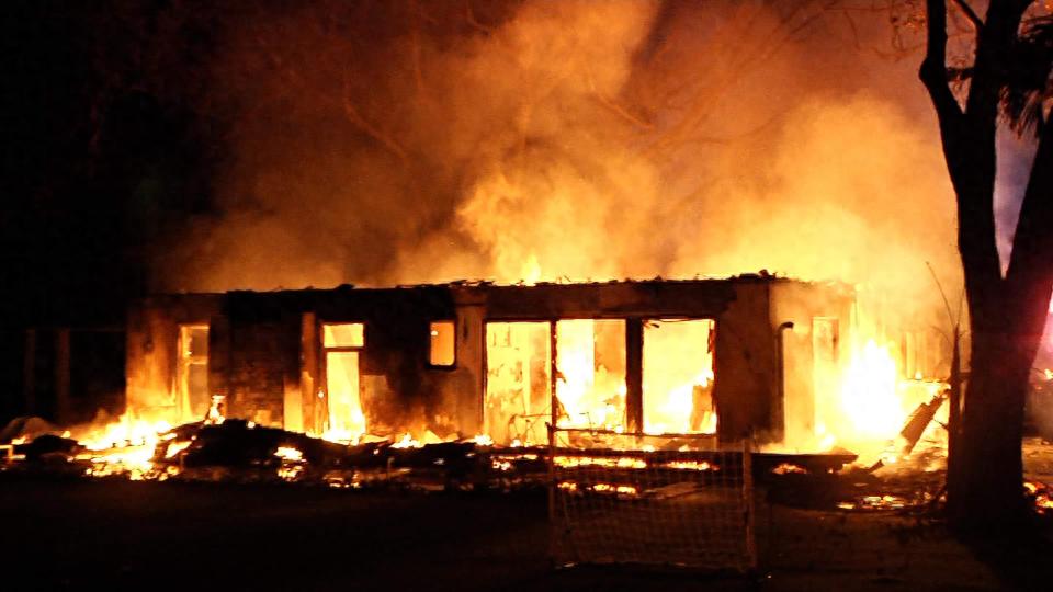 Breaking news! Miami Heat head coach Spoelstra&#39;s mansion caught fire, local rescue teams are working hard to extinguish the blaze.