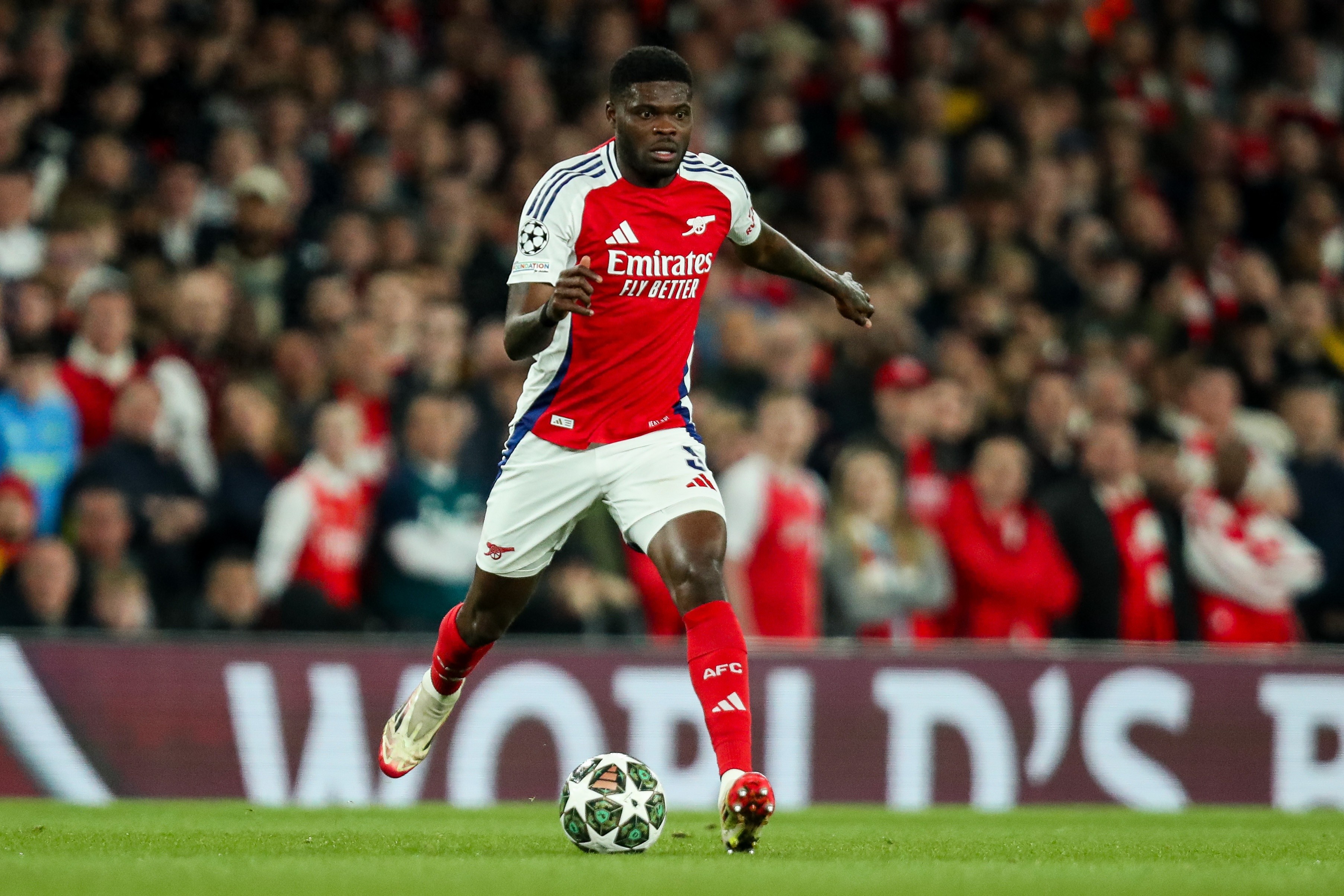 Barcelona plans to free Arsenal midfielder Thomas who can play tough games and has the ability to play the ball