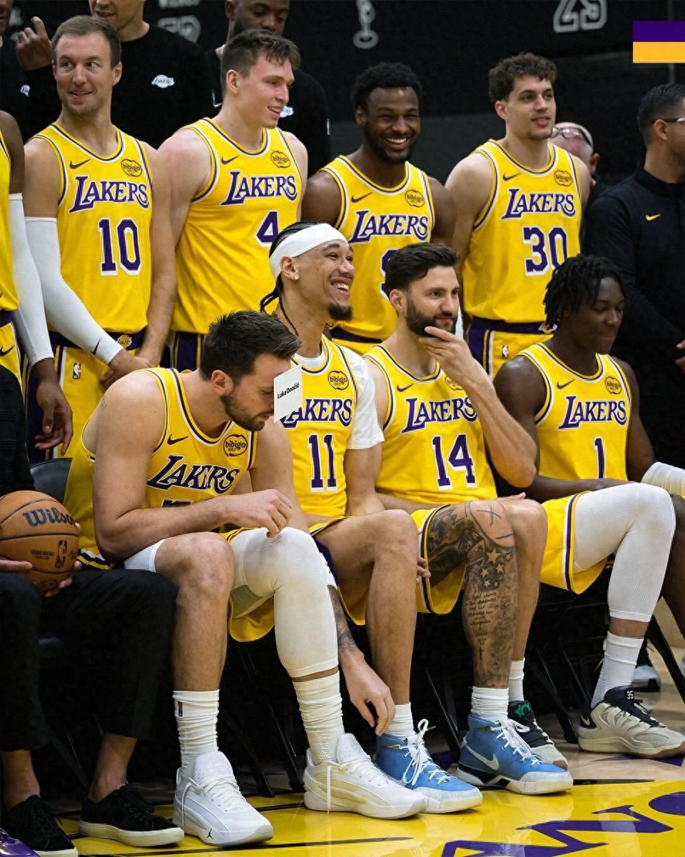 Lakers take a team photo! Doncic playfully puts name tag on forehead, James and Bronny smiling brightly