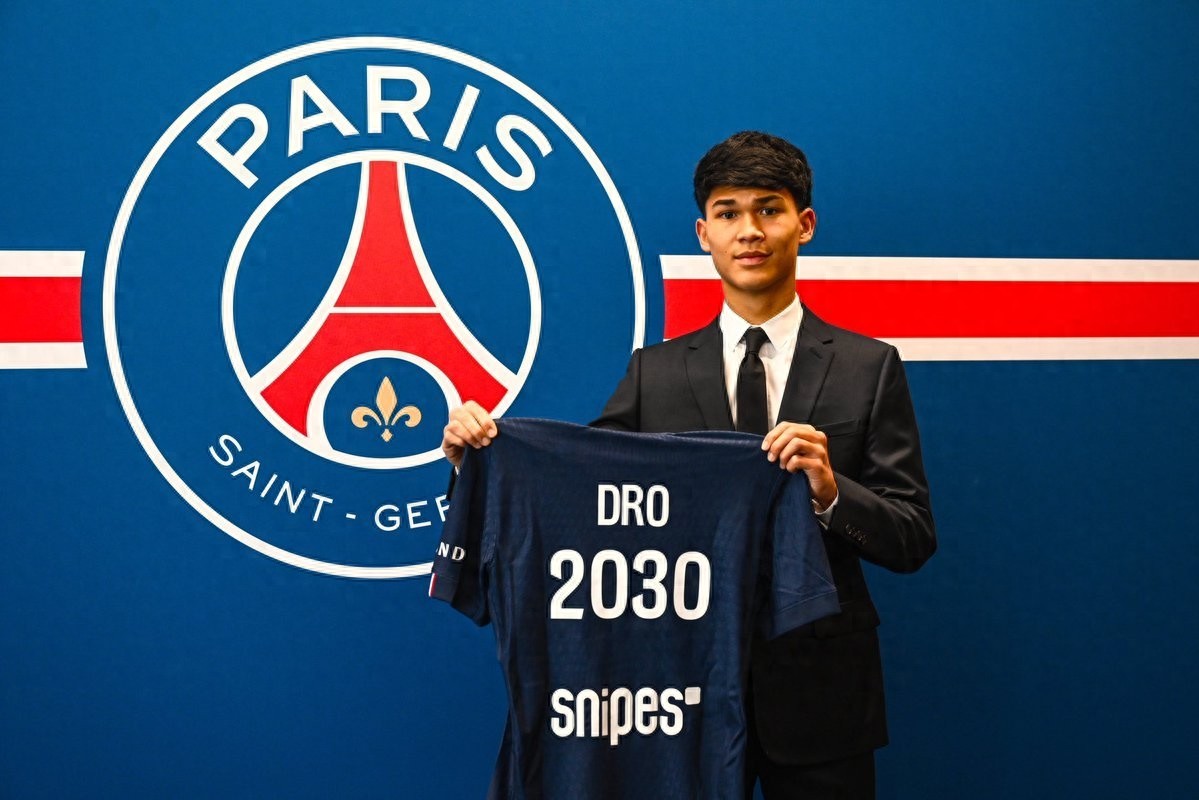 Enrique has poached his former club's talent: Paris signs Barcelona's 18-year-old attacking midfielder De la Rosa for €8.2 million on a four-and-a-half-year deal.
