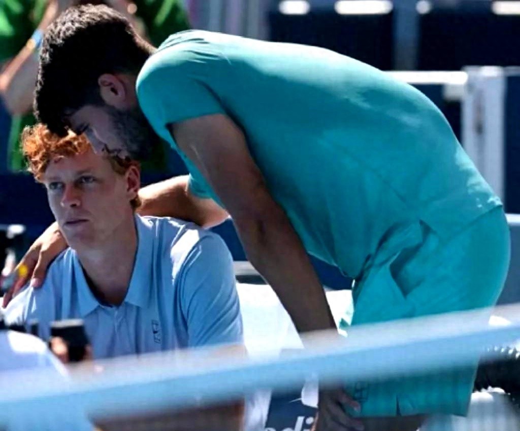 Sinner appears on the streets of New York facing two major accusations, while Federer unexpectedly gains attention due to the Italians