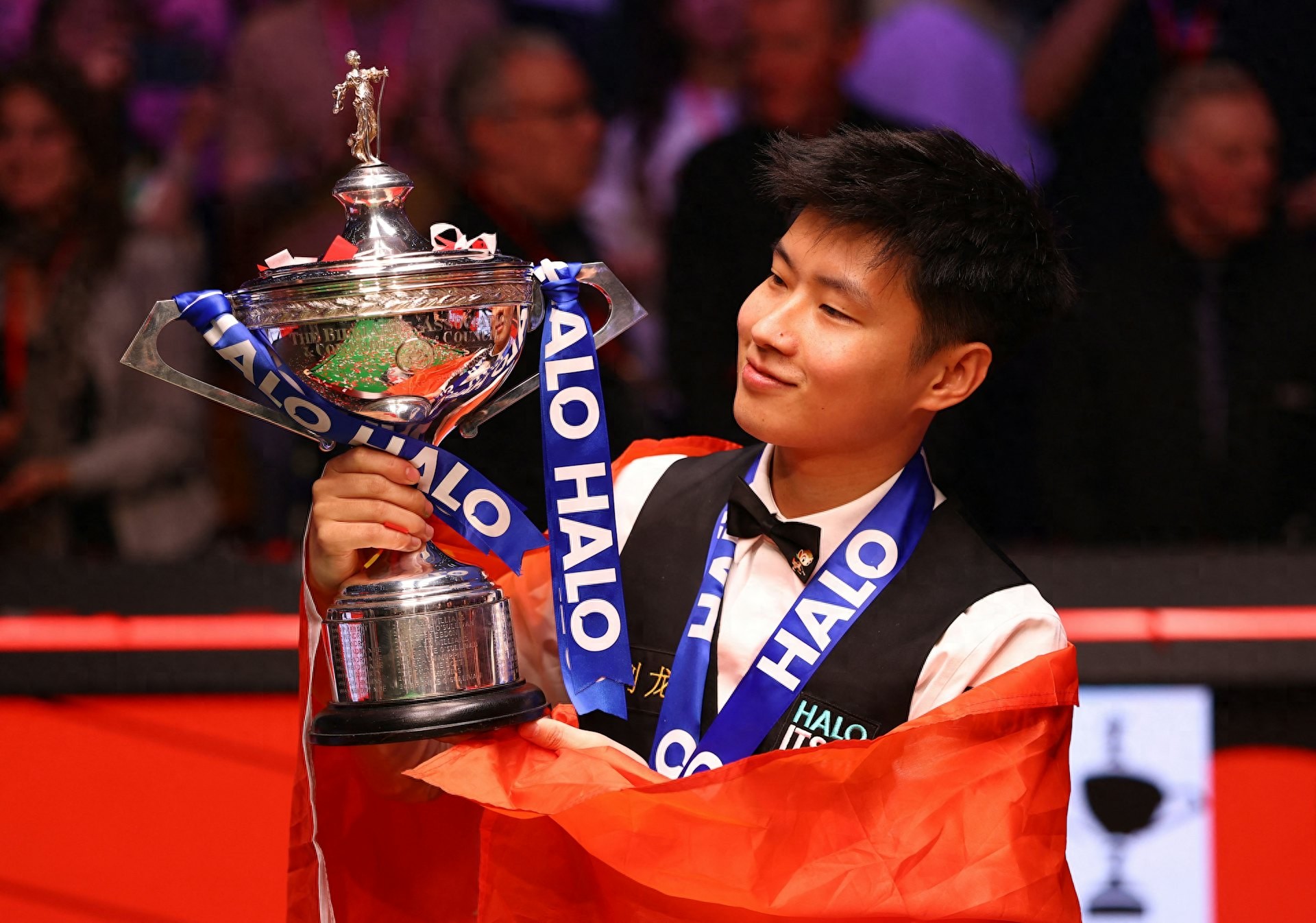 After conquering Crucible, a group of mainland and Hong Kong snooker players congratulated Zhao Xintong