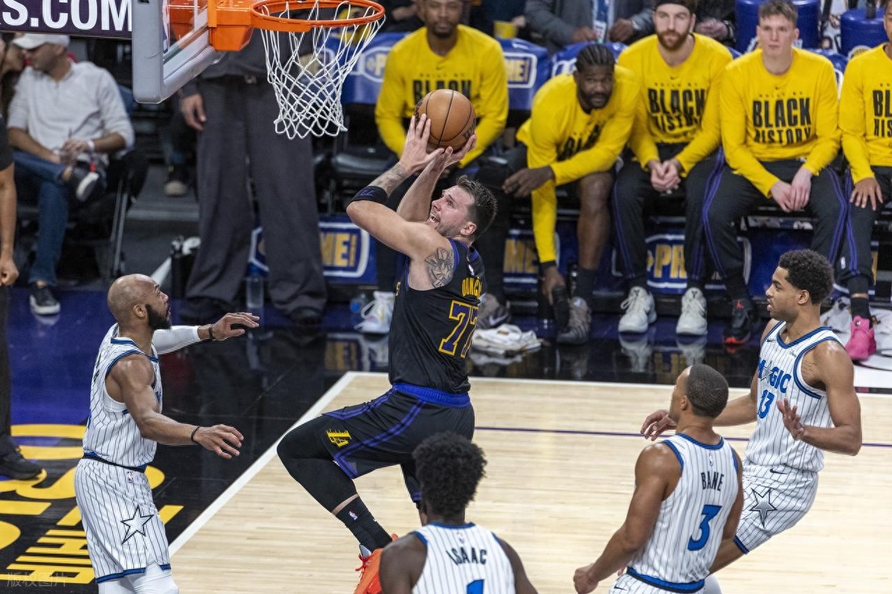 Luka Dončić with 22 points, 9 rebounds, and 15 assists; LeBron James scored 21 points but missed the game-winning shot; Paolo Banchero scored 36 points as the Magic edged the Lakers by 1 point.