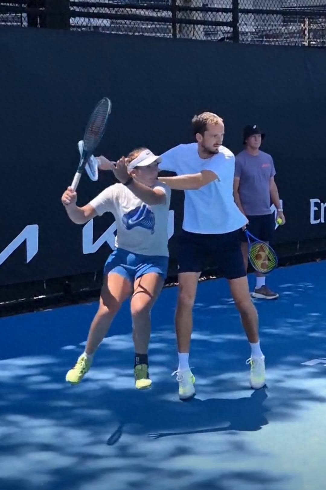 Online fans compare the slow-motion forehand of Anwa and Medvedev, revealing many thought-provoking insights.