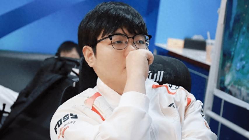 Rookie's seamless transition confirmed! Spotted wearing couple outfits and shopping with new girlfriend, holding hands tightly to show off affection.