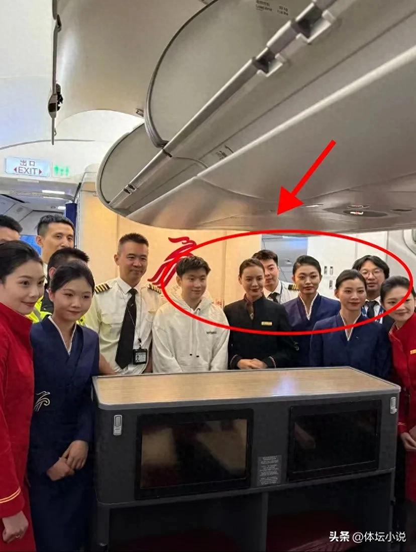 Popularity is high! Zhao Xintong returned to Shenzhen and was pulled by the airport staff to take a group photo, and the Taiwan Association of China congratulated him