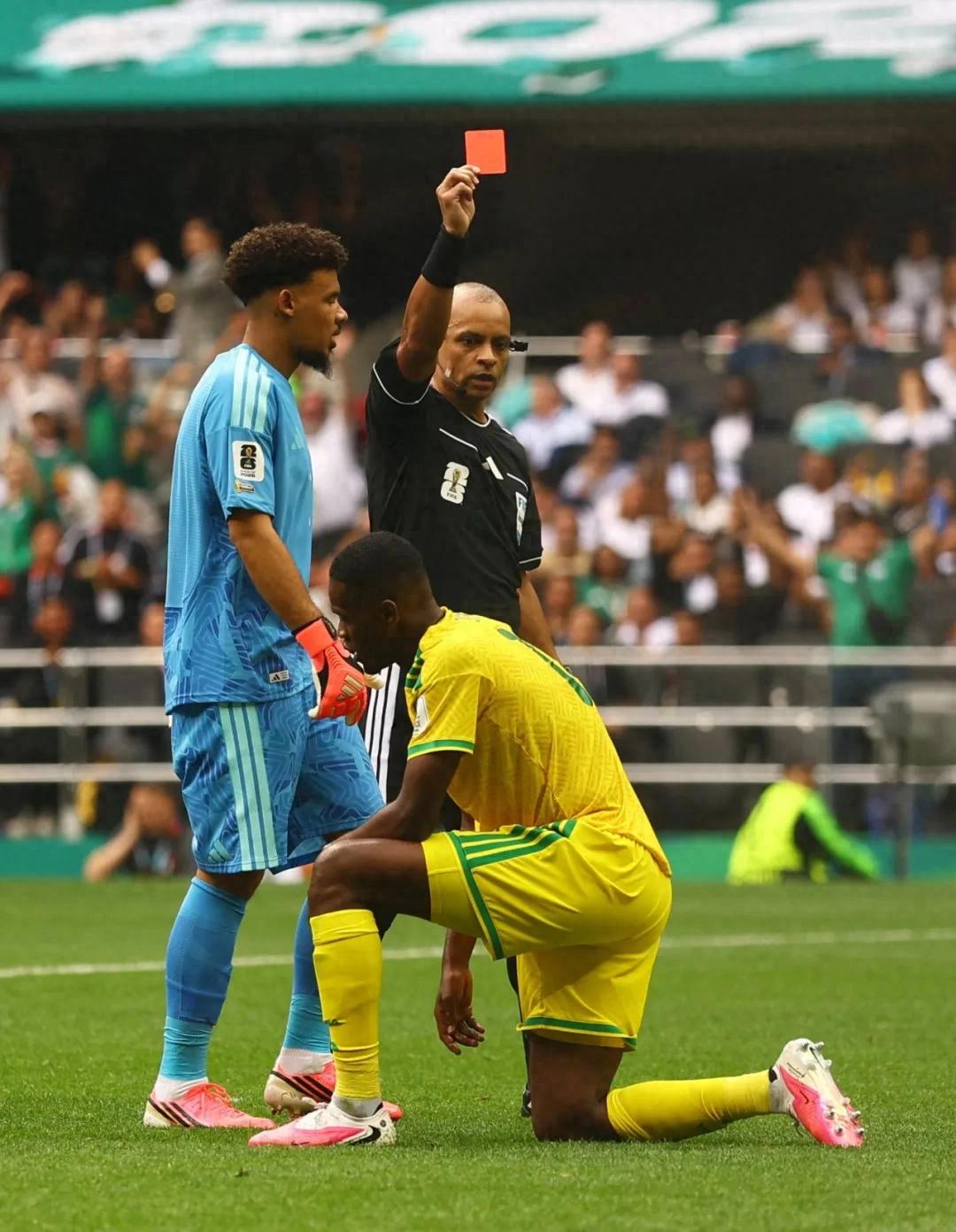 First red card of the 2026 World Cup! South African defensive midfielder makes a costly mistake after an early blunder, the first in 32 years