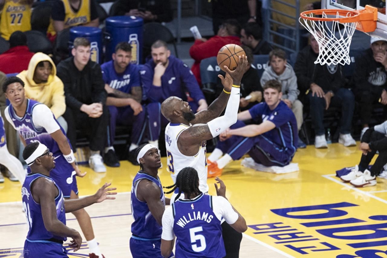 Facing the Rockets! James scores 18 points, Hachimura and Ayton both achieve double-doubles, Lakers dominate Jazz but remain fourth in the West.