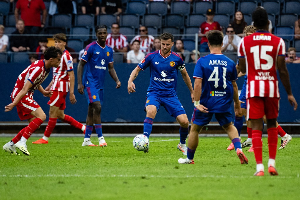 Manchester Evening News predicts: In United's first league match of the new season, the starting three midfielders are likely to be Bruno Fernandes, Mount, and Santos.