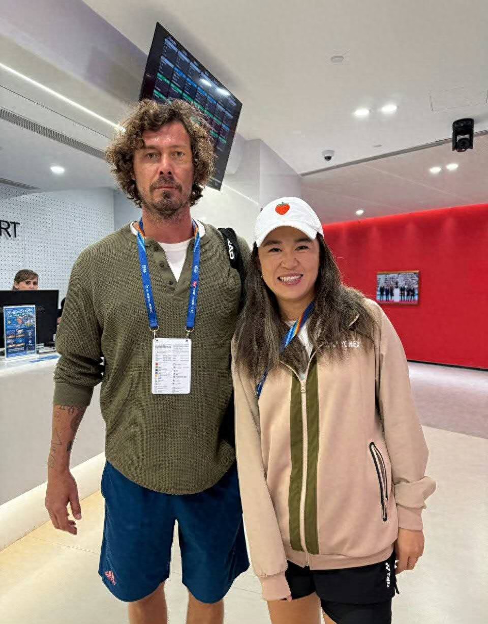 Zhu Lin transforms into a devoted fan to express her admiration for Safin, revealing how she followed him from the US Open all the way to Beijing and finally fulfilled her wish to take a photo together.