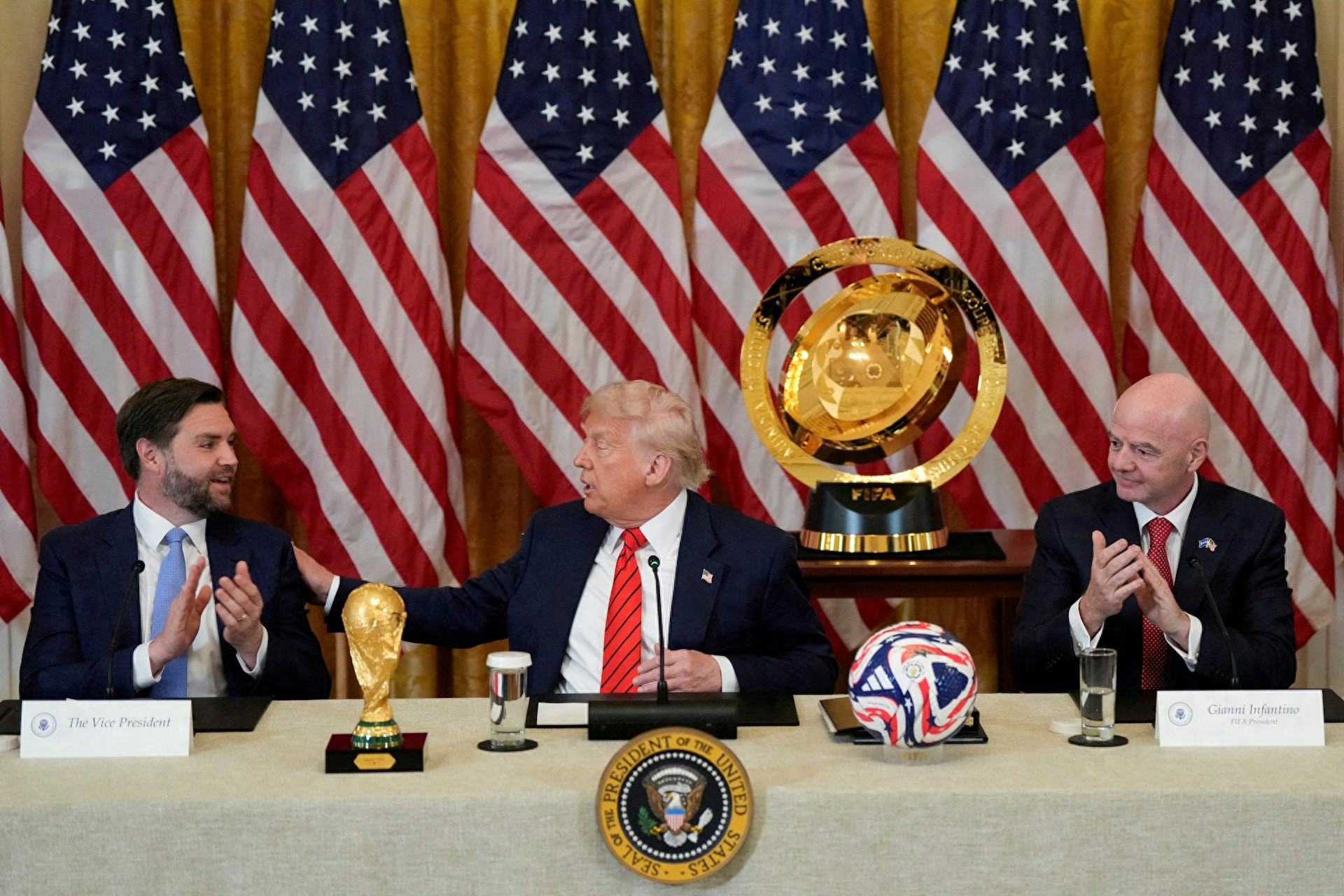 Vance pointed out that foreign fans who overstayed after the 2026 World Cup will be expelled, causing heated discussions among netizens