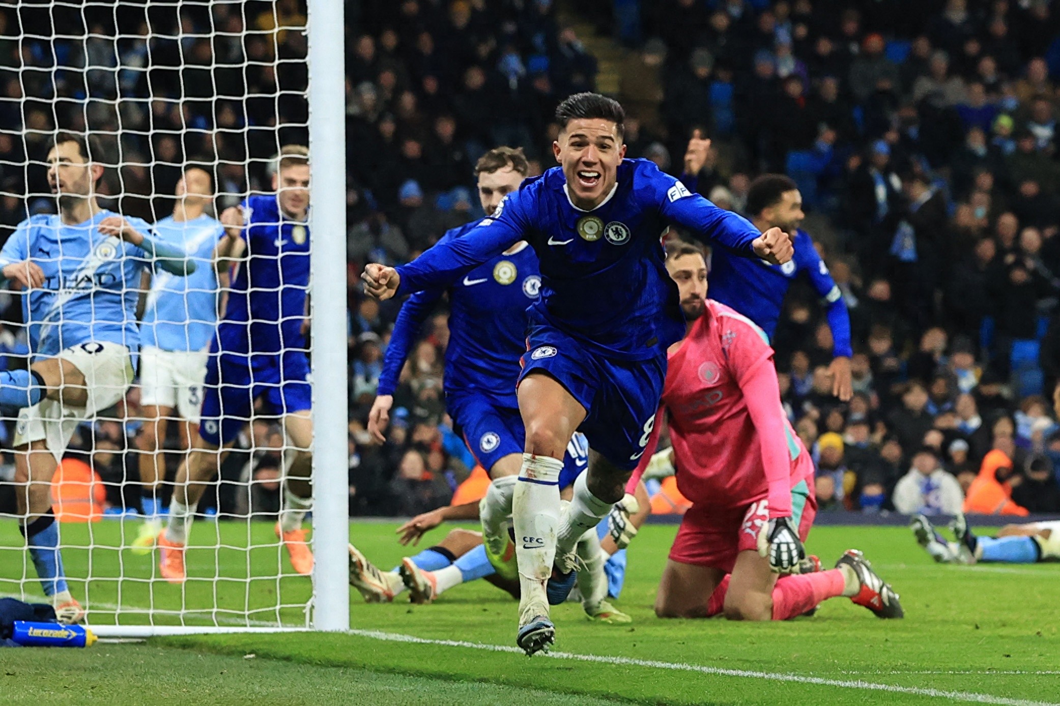 Top-tier talent! Enzo scores a stoppage-time equalizer against Manchester City. Since joining Chelsea, he has contributed 23 goals, 25 assists, and won 2 titles, restoring his market value.