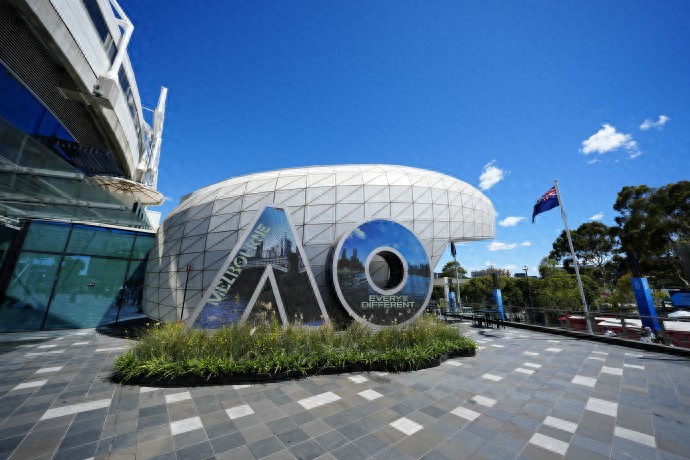 Wang Meili fiercely battled Aniva, the defending champion was eliminated and her ranking plummeted, while the young player made a cross sign on camera.