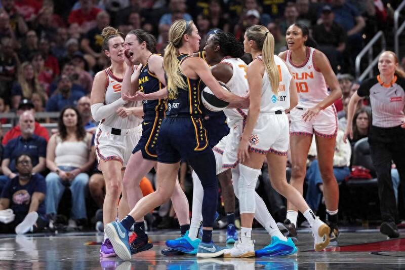 In the WNBA Midseason President's Cup, Clark, the star of the Fever team, was pushed down after being poked in the face, and three people were ejected