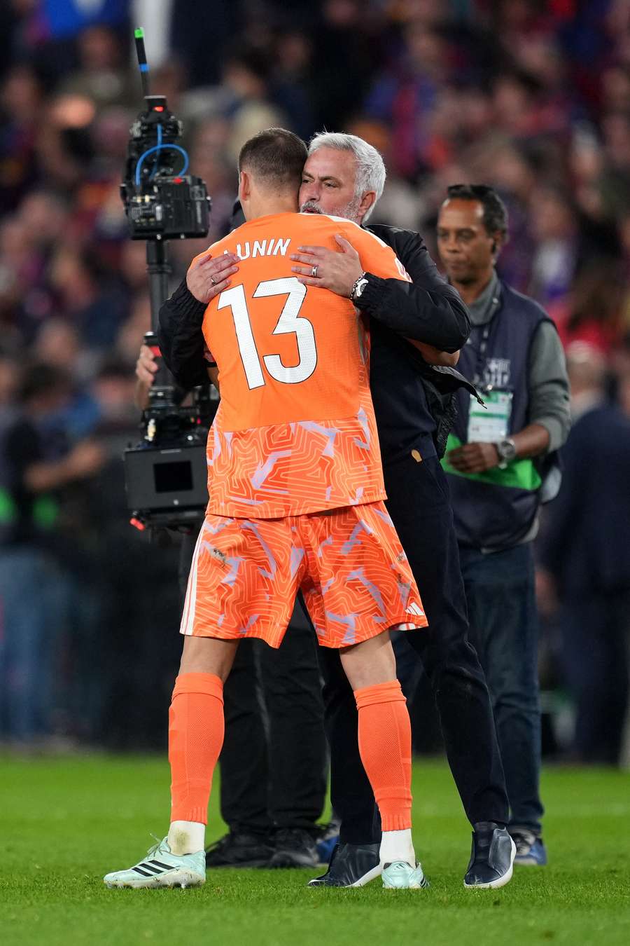 Mourinho embraces Lunin Mourinho embraces Lunin