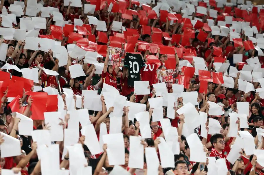 Liverpool fans and Kenny Dalglish honor Diogo Jota in pre-season friendly
