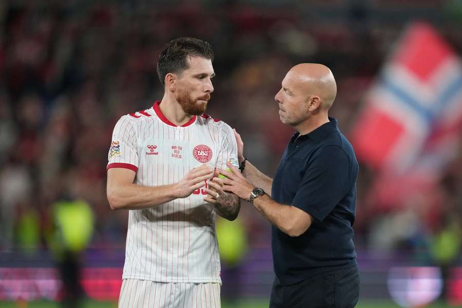 Unhappy Danish captain criticizes Riemer's tactics: 'Midfield system doesn't work'
