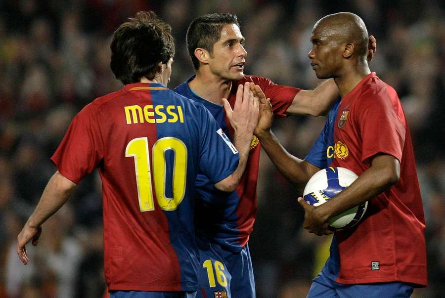 Sylvinho celebrates with Messi and Eto'o.