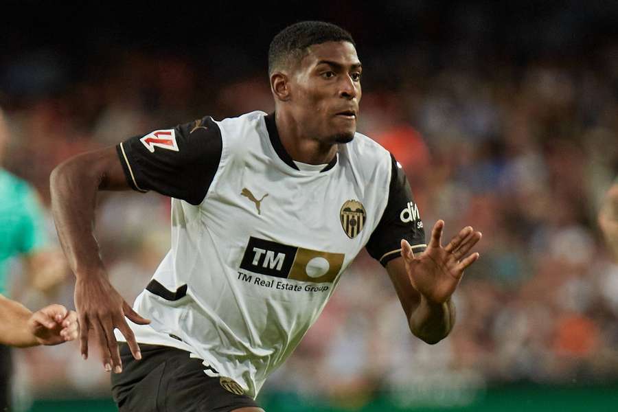 Arsenal sign Cristhian Mosquera from Valencia