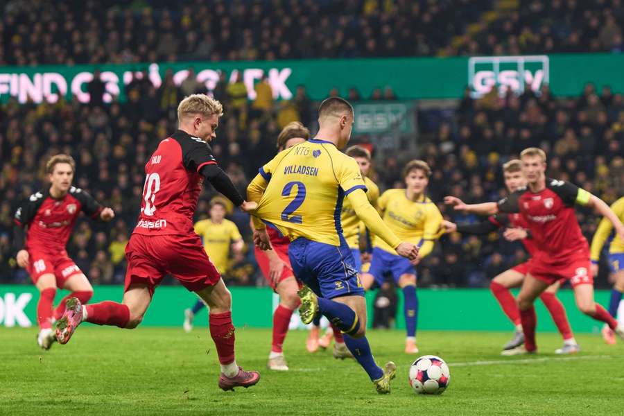 Fredericia's Emilio Simonsen pull the shirt of Brondby Oliver Marc Rose-Villadsen during Monday's clash Fredericia's Emilio Simonsen pull the shirt of Brondby Oliver Marc Rose-Villadsen during Monday's clash