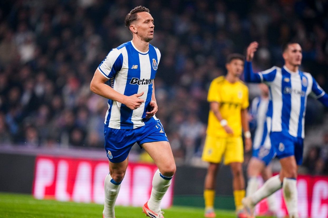 'Devastating update': Porto striker De Jong suffers anterior cruciate ligament injury