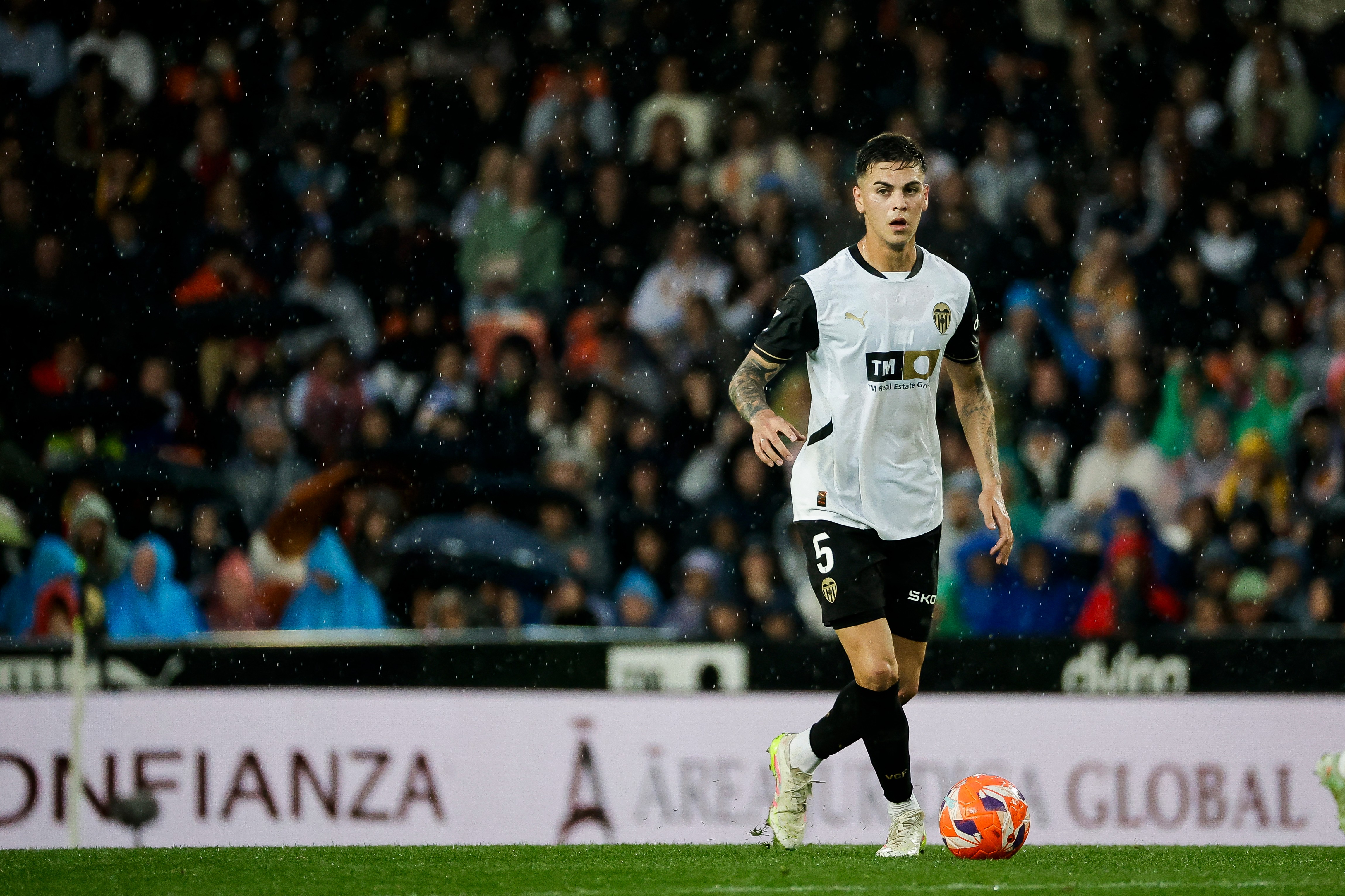 Enzo Barrenechea was introduced as Benfica&#39;s latest acquisition following his loan transfer from Aston Villa.