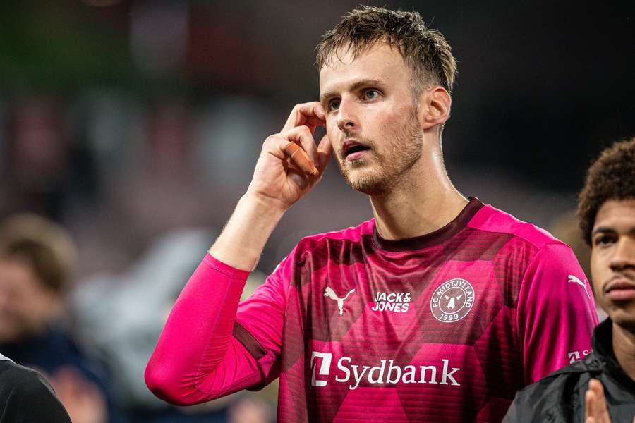FC Midtjylland's goalkeeper Elias Olafsson has sustained a kidney injury FC Midtjylland's goalkeeper Elias Olafsson has sustained a kidney injury