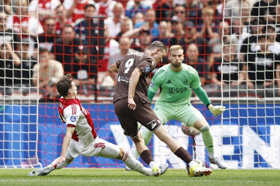 Telstar's Milan Zonneveld gets his shot blocked by Youri Baas
