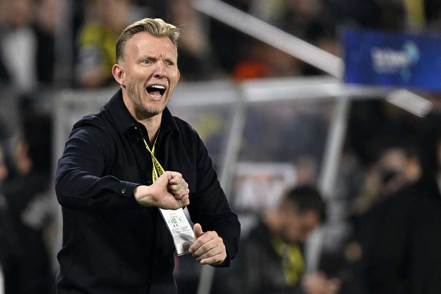 Dirk Kuyt coaches Fenerbahce during the game against Goztepe Dirk Kuyt coaches Fenerbahce during the game against Goztepe