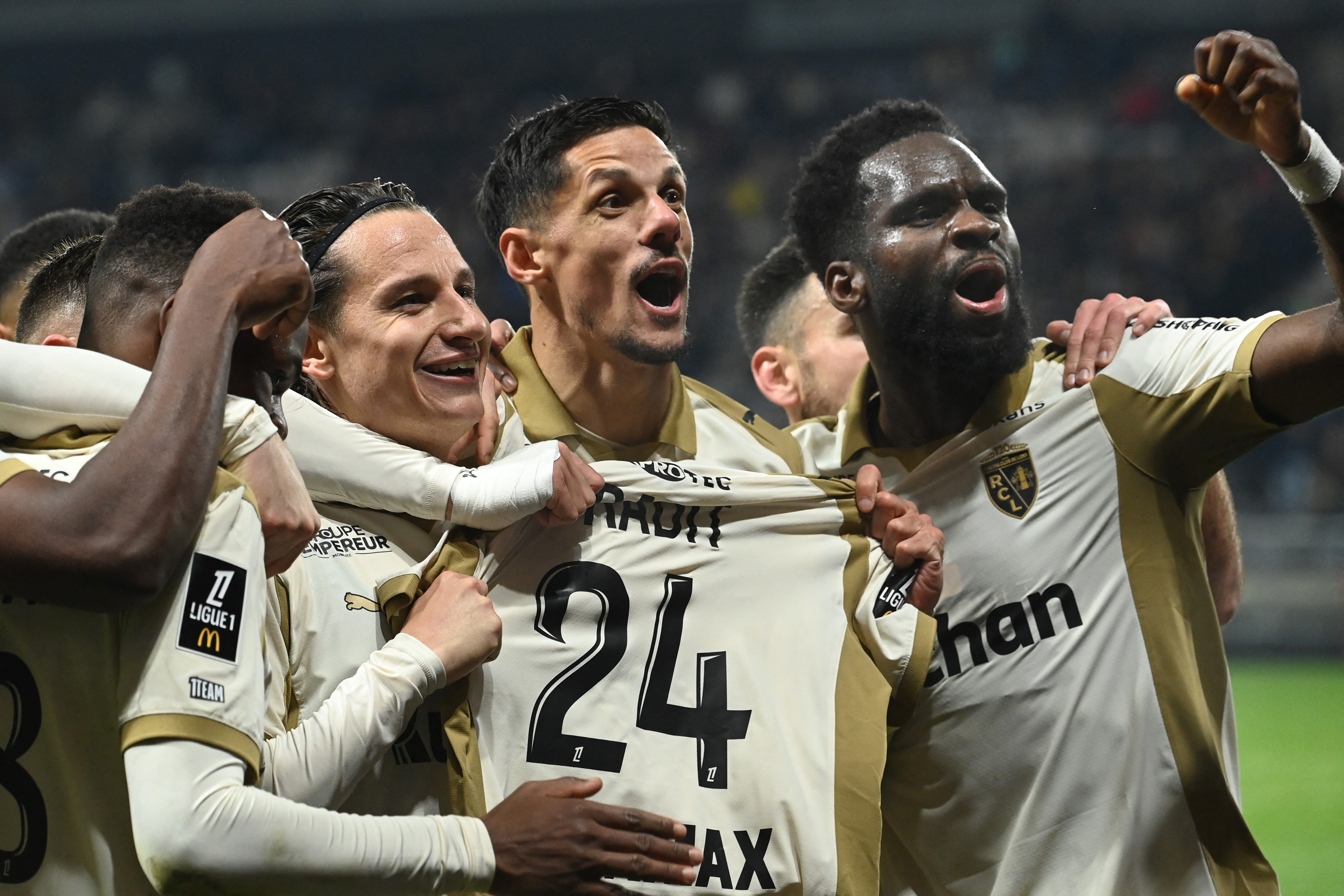 Thauvin propels Lens past Angers to reach the top of Ligue 1 for the first time in 21 years