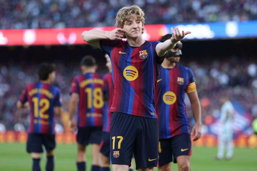 Gordon celebrates his first Barcelona goal