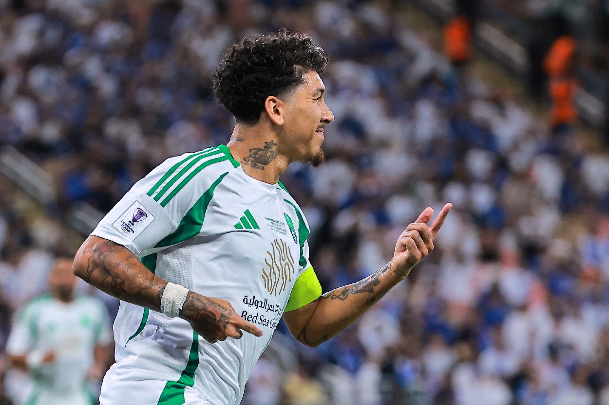 Former Liverpool striker Roberto Firmino has signed a two-year contract with Qatar&#39;s Al-Sadd.