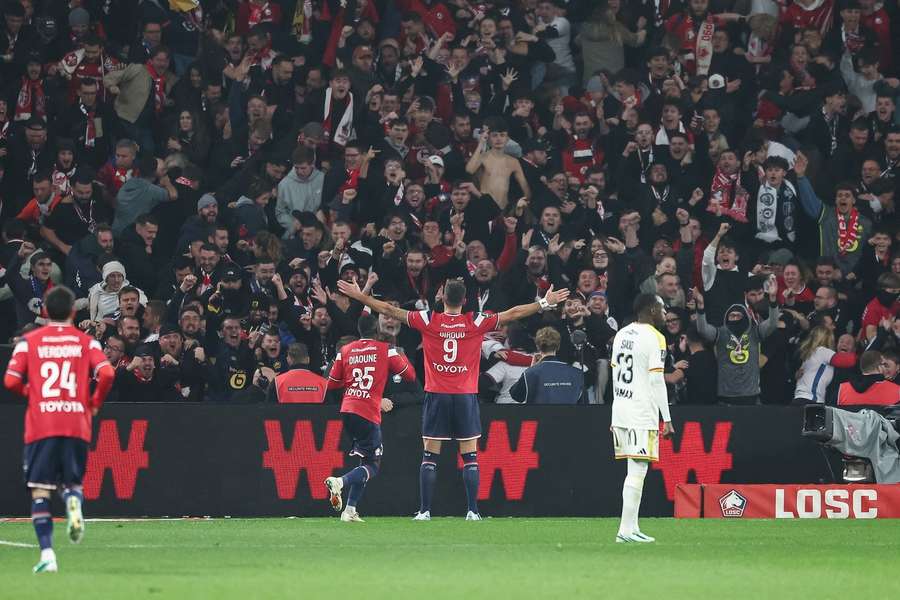 Olivier Giroud celebrates in front of Lille fans Olivier Giroud celebrates in front of Lille fans