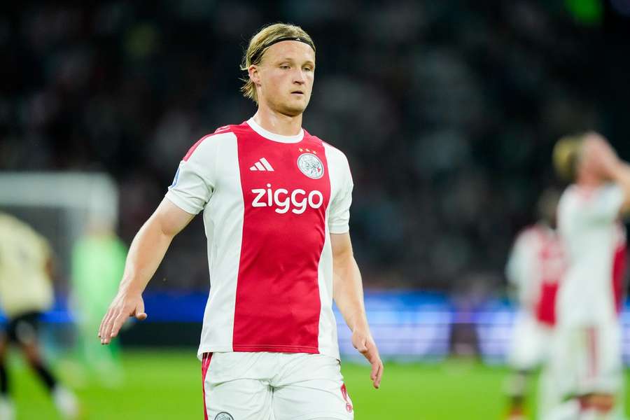 Ajax striker Dolberg undergoes surgery for serious knee injury in Copenhagen