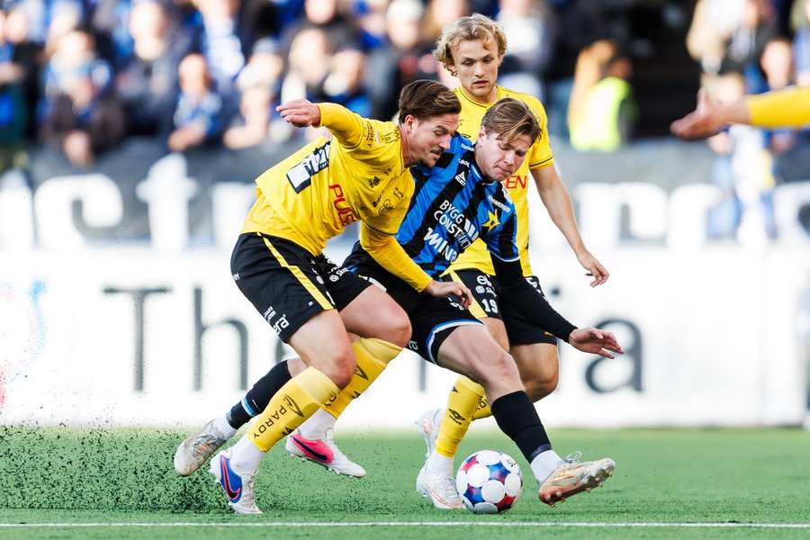 Elfsborg's Simon Olsson and Sirius' Victor Svensson do battle Elfsborg's Simon Olsson and Sirius' Victor Svensson do battle