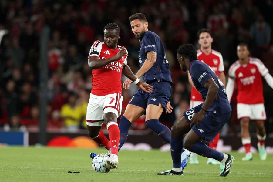 Arsenal's Bukayo Saka challenges Lille's Olivier Giroud Arsenal's Bukayo Saka challenges Lille's Olivier Giroud