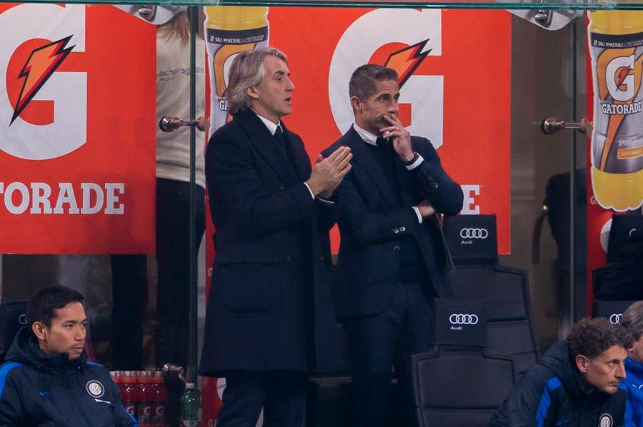 Sylvinho working alongside Roberto Mancini at Inter.