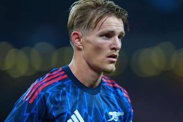 Odegaard scores a late penalty as Arsenal narrowly defeats Newcastle to maintain their winning streak