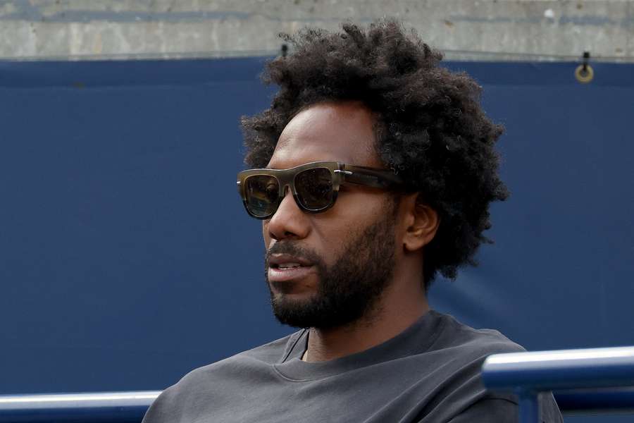 Kawhi Leonard has re-signed with the Raptors shortly after returning to Toronto Kawhi Leonard has re-signed with the Raptors shortly after returning to Toronto