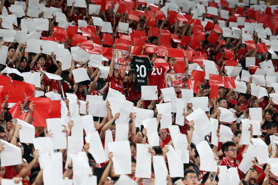 Liverpool supporters pay tribute to the late Diogo Jota