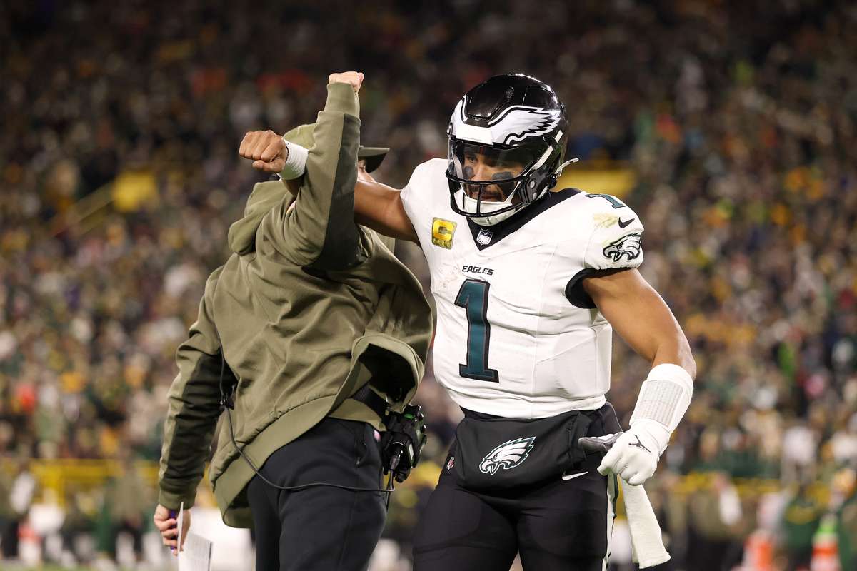 Eagles overcome Packers 10-7 at Lambeau, securing their third consecutive win