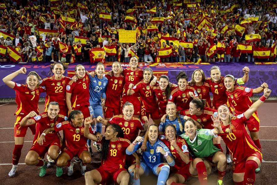 Spain's team cheers after winning the Women's Euro 2025 semi-final against Germany
