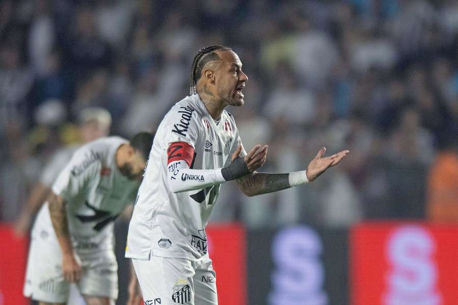 Neymar reacts during Santos' loss on Wednesday