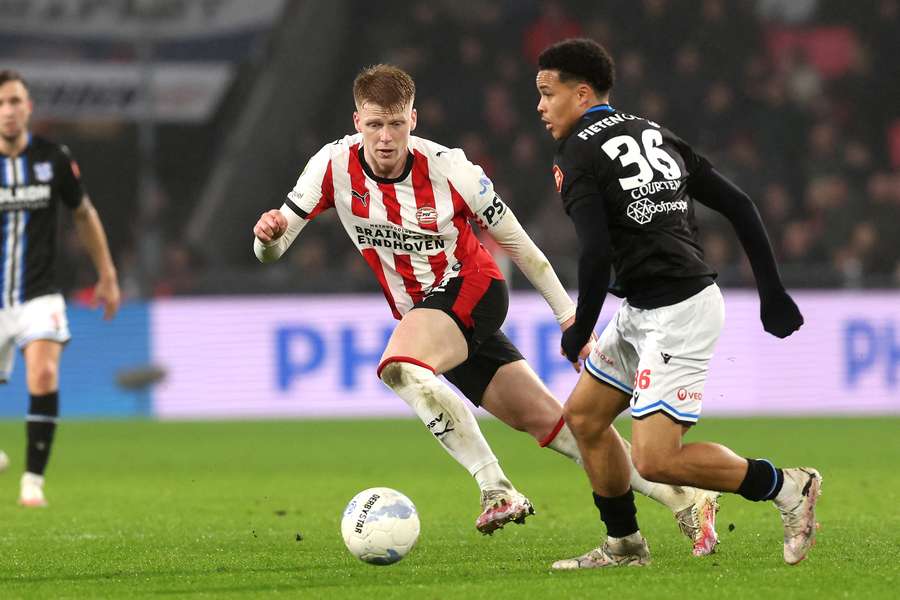 Nolhan Courtens battles for possession Nolhan Courtens battles for possession