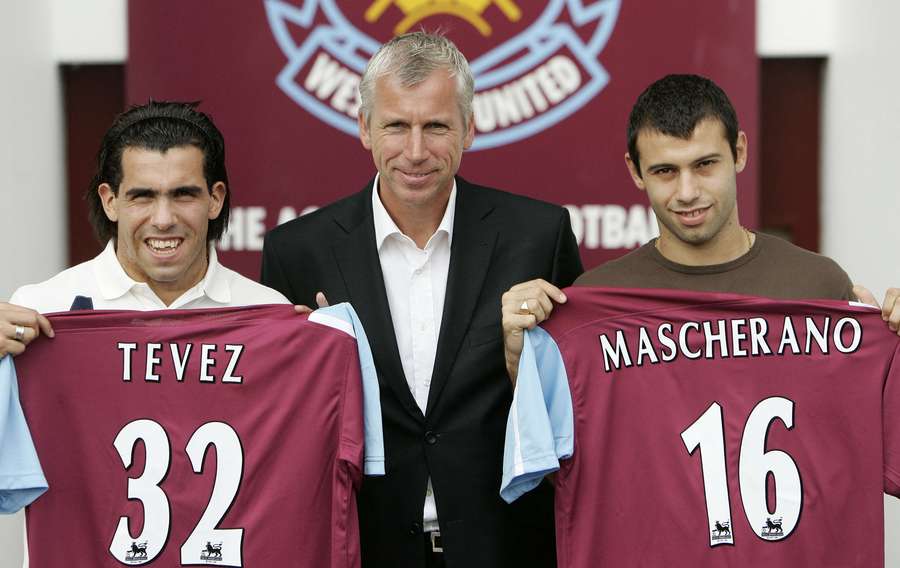 Carlos Tevez (L) with West Ham manager Alan Pardew and Javier Mascherano