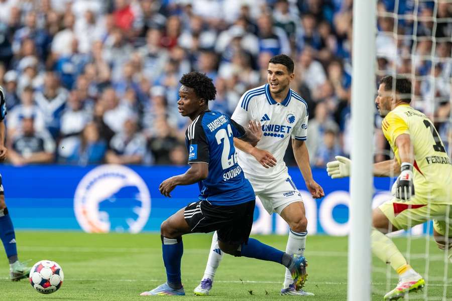 HSV's Aboubaka Soumahoro FC Copenhagen's Mohamed Elyounoussi fight for the ball 